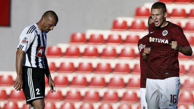 Radost sparťana Pavla Kadeřábka a smutek obránce Tomáše Řepky v utkání mezi Spartou a Budějovicemi z podzimu 2012. Radost sparťana Pavla Kadeřábka a smutek obránce Tomáše Řepky v utkání mezi Spartou a Budějovicemi z podzimu 2012.