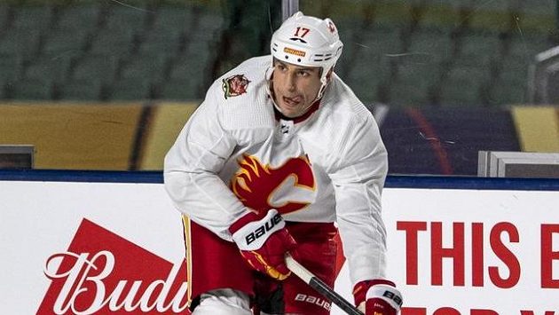Hokejista Calgary si odpykává dvouzápasový trest. Hokejista Calgary si odpykává dvouzápasový trest.
