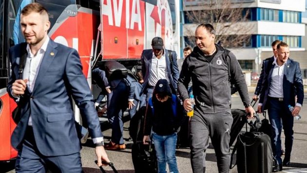 Směr Londýn! Kouč Slavie Jindřich Trpišovský vede svou ekipu do letadla na ruzyňském letišti. Směr Londýn! Kouč Slavie Jindřich Trpišovský vede svou ekipu do letadla na ruzyňském letišti.