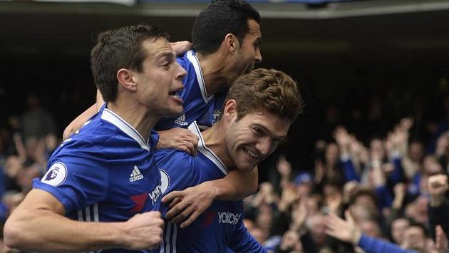 Radost fotbalistů Chelsea. Zcela vpravo autor prvního gólu Marcos Alonso. Radost fotbalistů Chelsea. Zcela vpravo autor prvního gólu Marcos Alonso.