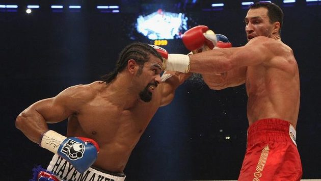 David Haye (vlevo) odešel z posledního souboje s Kličkem poražen. V červenci 2011 prohrál s Vitalijovým mladším bratrem Vladimirem na body. David Haye (vlevo) odešel z posledního souboje s Kličkem poražen. V červenci 2011 prohrál s Vitalijovým mladším bratrem Vladimirem na body.