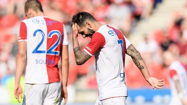Smutný záložník Slavie Danny během utkání 26. kola se Slováckem. Smutný záložník Slavie Danny během utkání 26. kola se Slováckem.