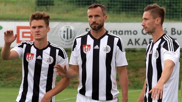 Tomáš Sivok (uprostřed) nastupuje k zápasu proti Vlašimi. Dres Dynama oblékl poprvé od listopadu 2003. Tomáš Sivok (uprostřed) nastupuje k zápasu proti Vlašimi. Dres Dynama oblékl poprvé od listopadu 2003.