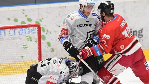 Zleva brankář Karlových Varů Filip Novotný, Ondřej Beránek z Karlových Varů a Jan Knotek z Olomouce. Zleva brankář Karlových Varů Filip Novotný, Ondřej Beránek z Karlových Varů a Jan Knotek z Olomouce.