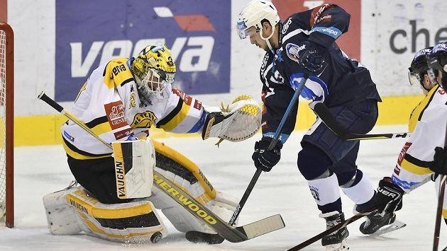 Plzeňský útočník Jan Kovář před brankářem Litvínova Jaroslavem Janusem. Plzeňský útočník Jan Kovář před brankářem Litvínova Jaroslavem Janusem.