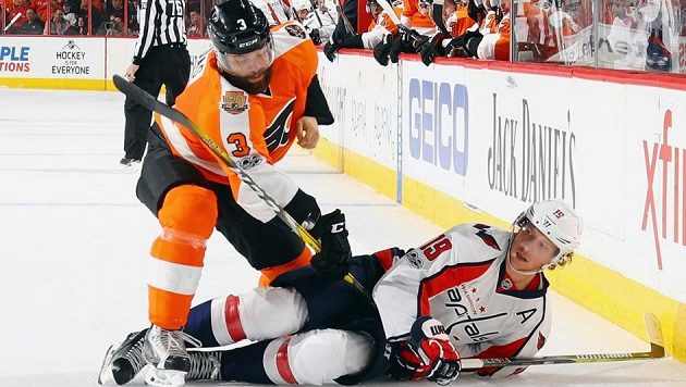 Český brousek Radko Gudas v utkání s Washingtonem (na ledě leží Nicklas Bäckström). Český brousek Radko Gudas v utkání s Washingtonem (na ledě leží Nicklas Bäckström).
