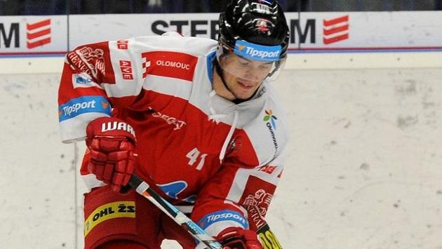 Útočník Petr Strapáč (vlevo v souboji s Karolem Slobodou) se poprvé od přestupu do Olomouce vrátil na vítkovický led. Útočník Petr Strapáč (vlevo v souboji s Karolem Slobodou) se poprvé od přestupu do Olomouce vrátil na vítkovický led.