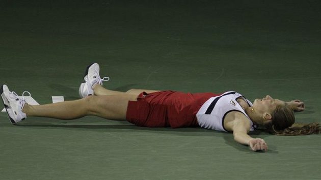 Anna Čakvetadzeová zkolabovala během utkání s Caroline Wozniackou na turnaji v Dubaji. Anna Čakvetadzeová zkolabovala během utkání s Caroline Wozniackou na turnaji v Dubaji.
