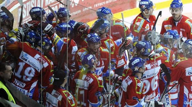 Hokejisté Pardubic se radují z vítězství nad Třincem Hokejisté Pardubic se radují z vítězství nad Třincem