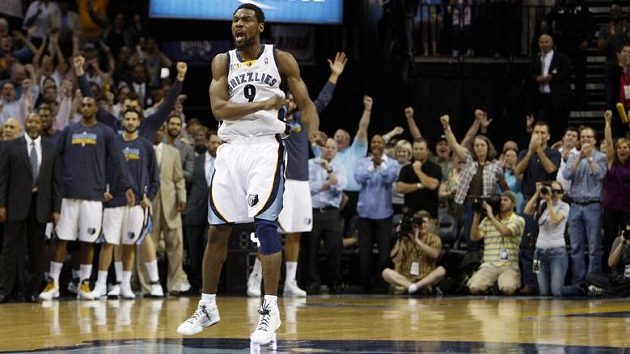 Tony Allen se raduje, basketbalisté Memphisu si výhrou nad Sacramentem zajistili poslední volné místo v play-off. Tony Allen se raduje, basketbalisté Memphisu si výhrou nad Sacramentem zajistili poslední volné místo v play-off.