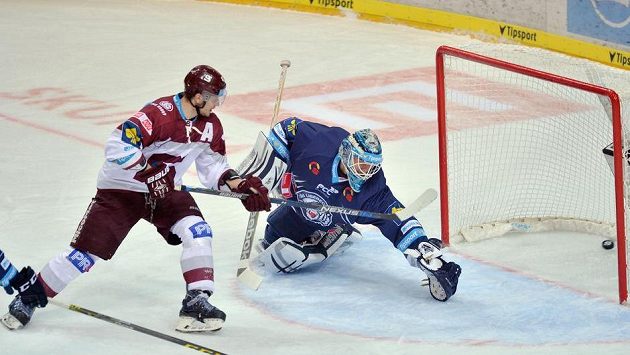 Sparťanský útočník Jan Buchtele překonává libereckého brankáře Jána Lašáka v zápase 33. kola hokejové Tipsport extraligy. Sparťanský útočník Jan Buchtele překonává libereckého brankáře Jána Lašáka v zápase 33. kola hokejové Tipsport extraligy.