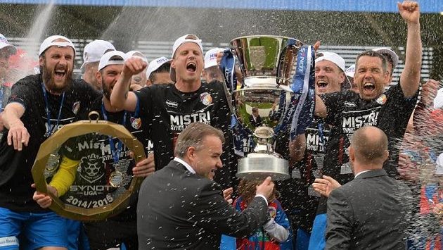 Fotbalisté Viktorie Plzeň přebírají pohár pro mistry Synot ligy. Fotbalisté Viktorie Plzeň přebírají pohár pro mistry Synot ligy.
