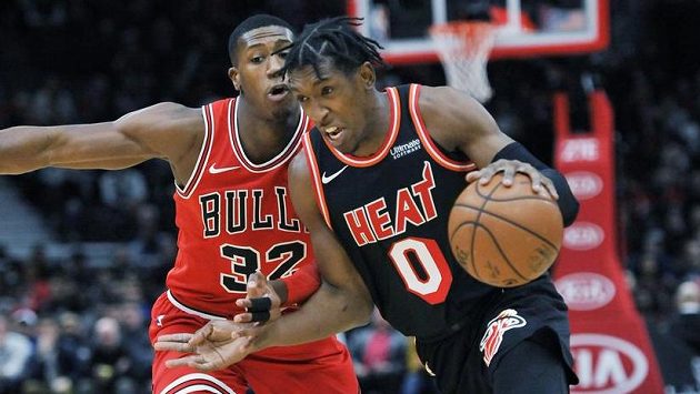 Josh Richardson (0) z Miami a Kris Dunn (32) z Chicaga. Josh Richardson (0) z Miami a Kris Dunn (32) z Chicaga.