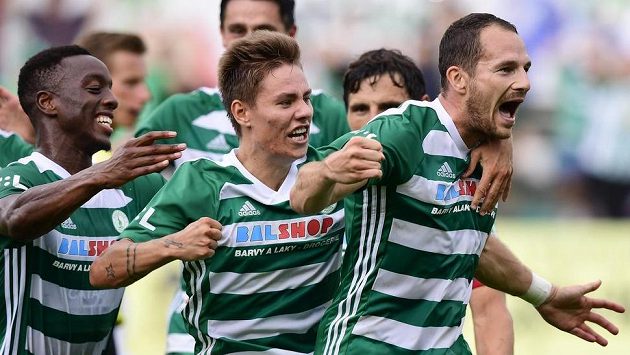 Ibrahim Keita a Jan Vodháněl (uprostřed) gratulují střelci druhého gólu Bohemians Jakubovi Podanému (vpravo). Ibrahim Keita a Jan Vodháněl (uprostřed) gratulují střelci druhého gólu Bohemians Jakubovi Podanému (vpravo).