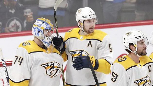 Hokejisté Nashvillu Predators Juuse Saros (vlevo), Filip Forsberg (uprostřed) a kapitán Roman Josi (vpravo) během utkání NHL (ilustrační foto) Hokejisté Nashvillu Predators Juuse Saros (vlevo), Filip Forsberg (uprostřed) a kapitán Roman Josi (vpravo) během utkání NHL (ilustrační foto)
