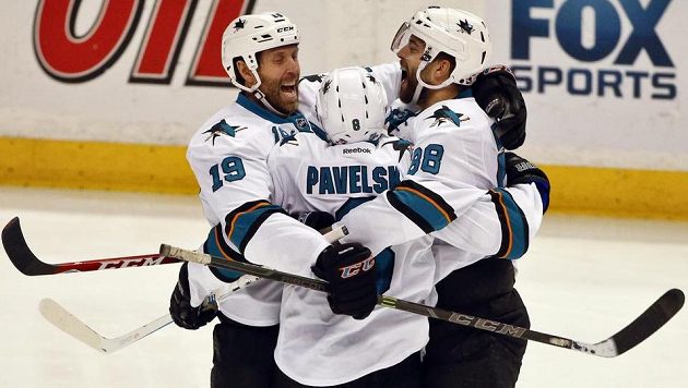 Hokejisté San Jose Sharks zleva Joe Thornton, Joe Pavelski a Brent Burns se radují z gólu proti Anaheimu. Hokejisté San Jose Sharks zleva Joe Thornton, Joe Pavelski a Brent Burns se radují z gólu proti Anaheimu.