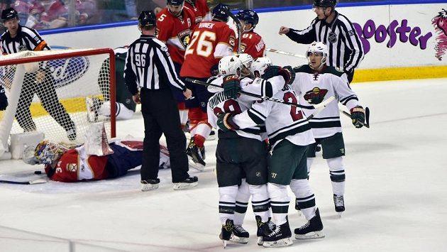 Hokejisté Minnesoty se radují z gólu Jasona Pominvillea (29). Hokejisté Minnesoty se radují z gólu Jasona Pominvillea (29).