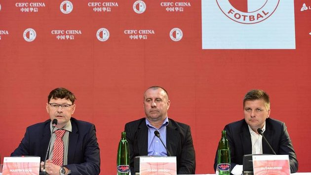 Nový generální ředitel fotbalistů Slavie Martin Krob (vlevo), sportovní ředitel Josef Jinoch a vpravo trenér Dušan Uhrin. Nový generální ředitel fotbalistů Slavie Martin Krob (vlevo), sportovní ředitel Josef Jinoch a vpravo trenér Dušan Uhrin.