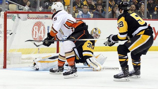 Ondřej Kaše (25) z Anaheimu bekhendovým blafákem překonává gólmana Pittsburghu Matta Murrayho (30). Ondřej Kaše (25) z Anaheimu bekhendovým blafákem překonává gólmana Pittsburghu Matta Murrayho (30).