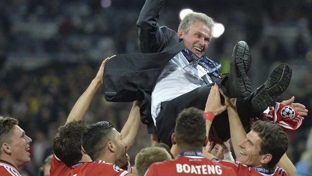 Trenér Jupp Heynckes nad hlavami hráčů Bayernu po triumfu ve finále Ligy mistrů v květnu roku 2013. Trenér Jupp Heynckes nad hlavami hráčů Bayernu po triumfu ve finále Ligy mistrů v květnu roku 2013.