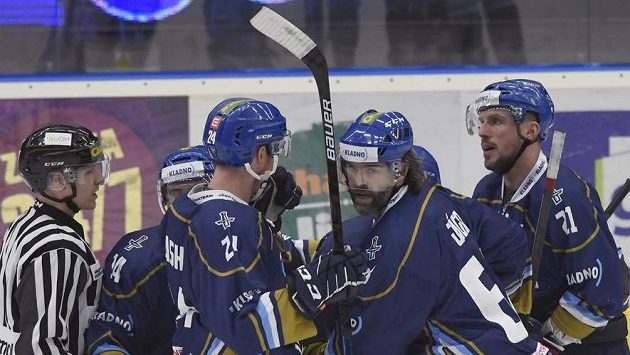Kladenští hráči se radují z gólu proti Přerovu v úvodním duelu play off, druhý zprava je Jaromír Jágr. Kladenští hráči se radují z gólu proti Přerovu v úvodním duelu play off, druhý zprava je Jaromír Jágr.