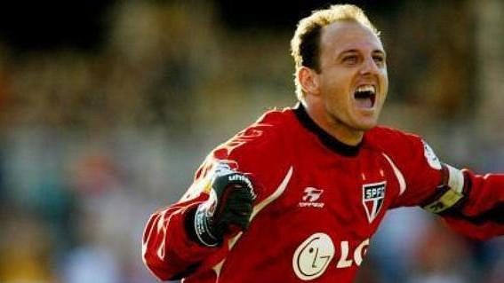 Brankář Rogerio Ceni ještě jako úspěšný střelec. Brankář Rogerio Ceni ještě jako úspěšný střelec.