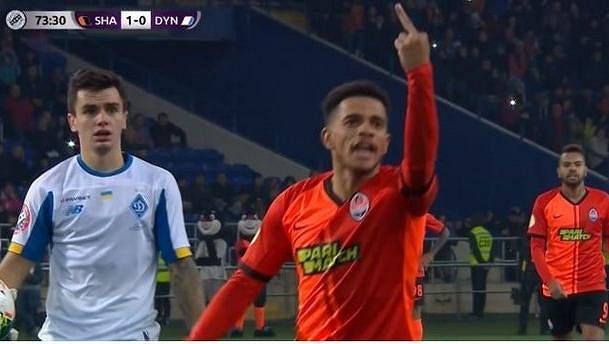 Brazilský fotbalista ve službách Šachtaru Doněck Taison počastoval tribuny obscénním gestem. Brazilský fotbalista ve službách Šachtaru Doněck Taison počastoval tribuny obscénním gestem.