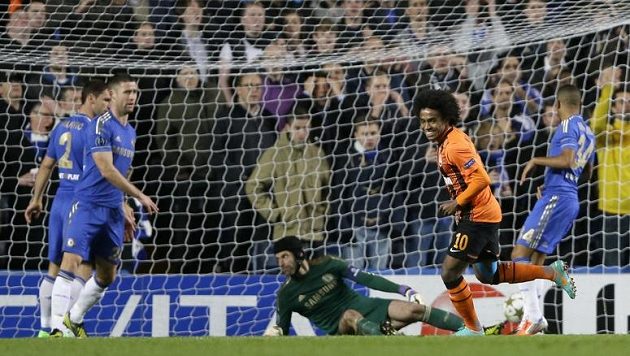 Na střelu Brazilce Williana (v oranžovém) brankář Petr Čech nedosáhl. Přesto jeho Chelsea porazila doma Šachtar 3:2. Na střelu Brazilce Williana (v oranžovém) brankář Petr Čech nedosáhl. Přesto jeho Chelsea porazila doma Šachtar 3:2.