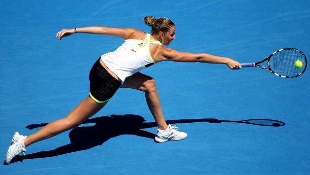 Karolína Plíšková se natahuje po míčku v úvodním kole Australian Open. Karolína Plíšková se natahuje po míčku v úvodním kole Australian Open.