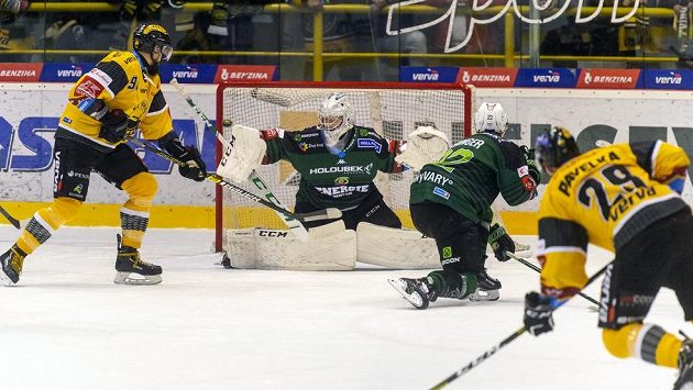 Zleva Richard Jarůšek z Litvínova, brankář Karlových Varů Jan Bednář, který inkasuje gól, Dávid Gríger a Tomáš Pavelka. Zleva Richard Jarůšek z Litvínova, brankář Karlových Varů Jan Bednář, který inkasuje gól, Dávid Gríger a Tomáš Pavelka.