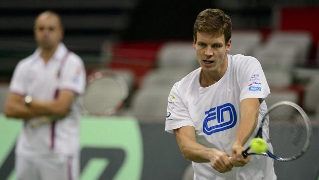 Tenista Tomáš Berdych a kapitán Vladimír Šafařík (v pozadí) na tréninku českého týmu před finále Davis Cupu v Bělehradu. Tenista Tomáš Berdych a kapitán Vladimír Šafařík (v pozadí) na tréninku českého týmu před finále Davis Cupu v Bělehradu.