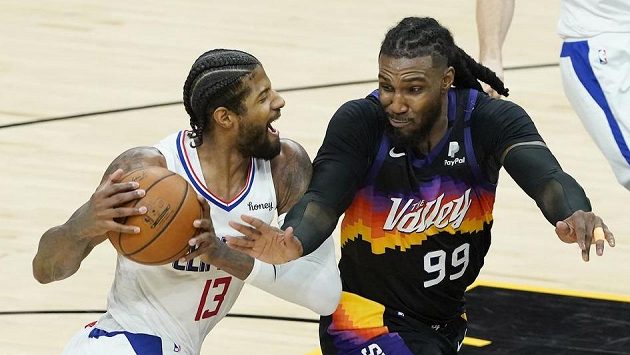 Paul George (13) z Los Angeles Clippers a Jae Crowder (99) z Phoenixu. Paul George (13) z Los Angeles Clippers a Jae Crowder (99) z Phoenixu.