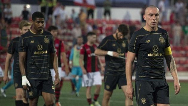 Zklamaní fotbalisté Celtiku Glasgow po porážce s gibraltarským outsiderem. Zklamaní fotbalisté Celtiku Glasgow po porážce s gibraltarským outsiderem.