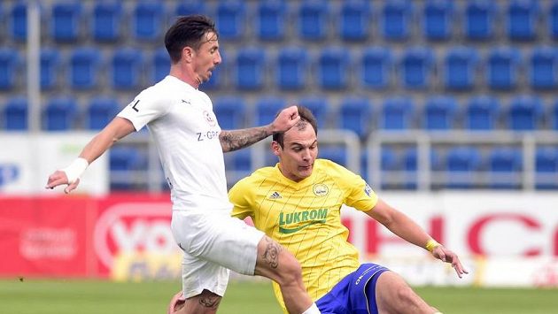 Zleva Milan Petržela ze Slovácka v souboji o míč s Oleksandrem Azackijem ze Zlína. Zleva Milan Petržela ze Slovácka v souboji o míč s Oleksandrem Azackijem ze Zlína.