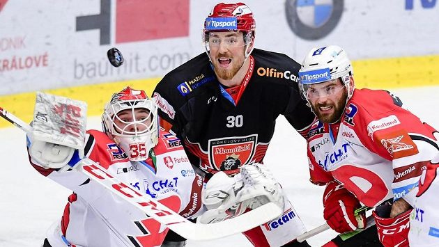 Zleva brankář Pardubic Milan Klouček, Jakub Lev z Hradce Králové a Robert Kousal z Pardubic. Zleva brankář Pardubic Milan Klouček, Jakub Lev z Hradce Králové a Robert Kousal z Pardubic.