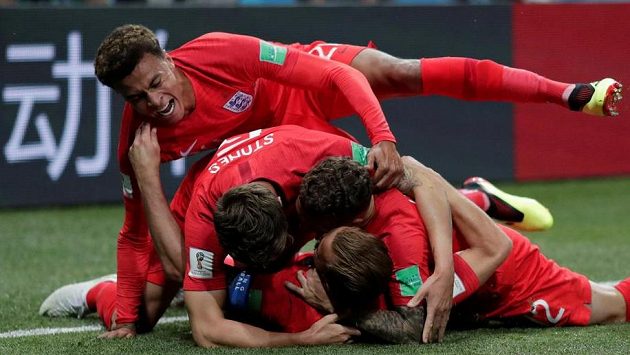 Radost anglických fotbalistů, zcela vespod leží střelec gólu Harry Kane. Radost anglických fotbalistů, zcela vespod leží střelec gólu Harry Kane.