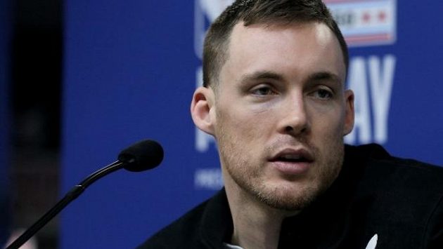 Jedenáct hodin v kuse strávil basketbalista Milwaukee Pat Connaughton moderováním v rádiu Jedenáct hodin v kuse strávil basketbalista Milwaukee Pat Connaughton moderováním v rádiu