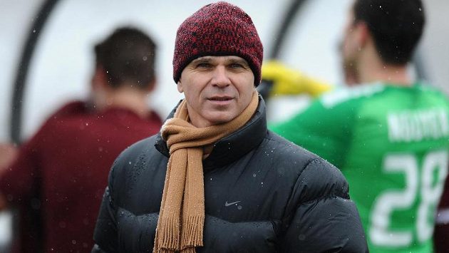 Trenér Sparty Praha Vítězslav Lavička během přípravného utkání s Trenčínem. Trenér Sparty Praha Vítězslav Lavička během přípravného utkání s Trenčínem.