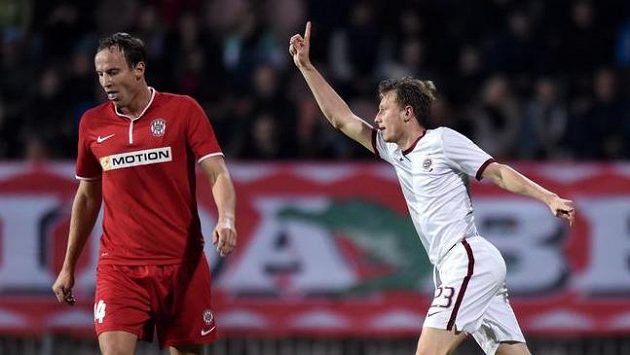 Záložník Sparty Ladislav Krejčí oslavuje vedoucí gól v utkání proti Brnu. Záložník Sparty Ladislav Krejčí oslavuje vedoucí gól v utkání proti Brnu.