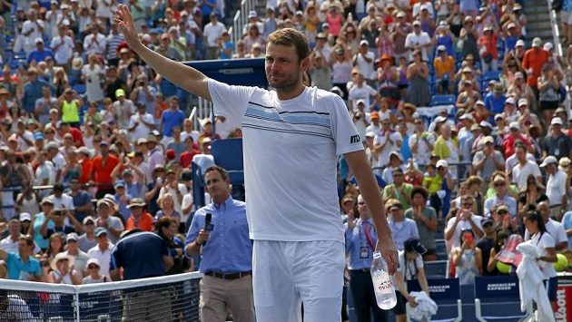 Americký tenista Mardy Fish se loučí s diváky v New Yorku. Americký tenista Mardy Fish se loučí s diváky v New Yorku.