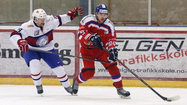 Jediný střelec zápasu Dominik Simon (vpravo), zastavit se ho snaží Steffen Thoresen z Norska. Jediný střelec zápasu Dominik Simon (vpravo), zastavit se ho snaží Steffen Thoresen z Norska.