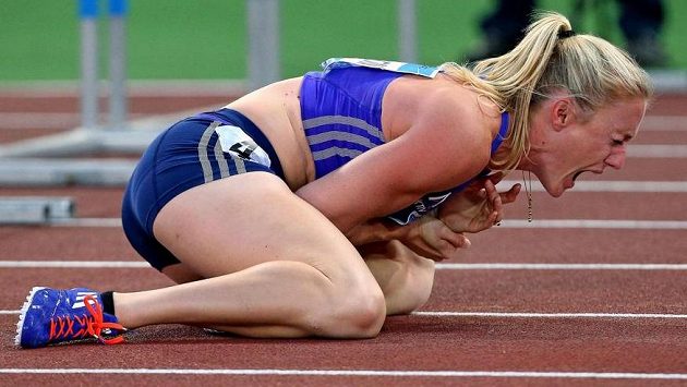 Zraněná překážkářka Sally Pearsonová. Zraněná překážkářka Sally Pearsonová.