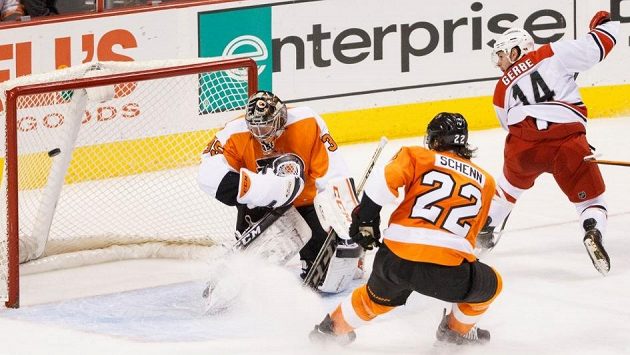 Nathan Gerbe z Caroliny se raduje poté, co vydařenou fintou oklamal gólmana Flyers Steva Masona. Obránce Luke Schenn už jen přihlížel. Nathan Gerbe z Caroliny se raduje poté, co vydařenou fintou oklamal gólmana Flyers Steva Masona. Obránce Luke Schenn už jen přihlížel.