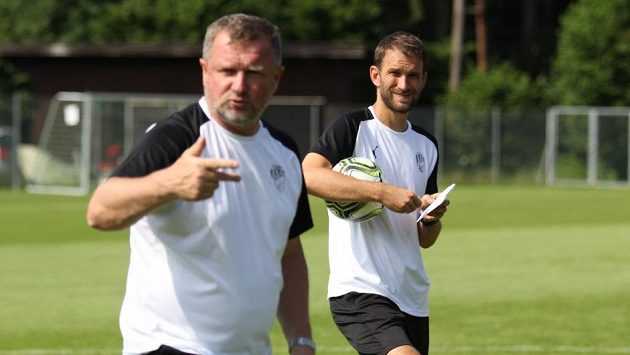 Plzeňský asistent Marek Bakoš (vpravo) s trenérem Pavlem Vrbou během soustředění Viktorie ve Westendorfu. Plzeňský asistent Marek Bakoš (vpravo) s trenérem Pavlem Vrbou během soustředění Viktorie ve Westendorfu.