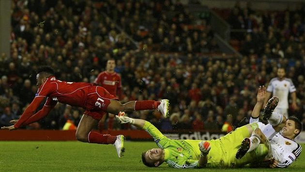 Brankář Basileje Tomáš Vaclík (na zemi) zastavuje šanci pronikajícího záložníka Liverpoolu Raheema Sterlinga (vlevo). Brankář Basileje Tomáš Vaclík (na zemi) zastavuje šanci pronikajícího záložníka Liverpoolu Raheema Sterlinga (vlevo).