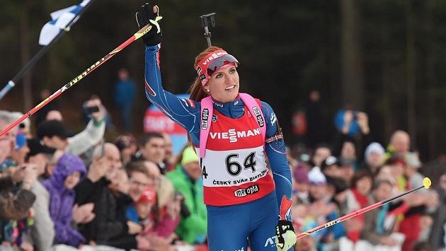 Gabriela Soukalová zdraví diváky na mistrovství České republiky v biatlonovém supersprintu konaném v areálu Břízky v Jablonci nad Nisou. Gabriela Soukalová zdraví diváky na mistrovství České republiky v biatlonovém supersprintu konaném v areálu Břízky v Jablonci nad Nisou.