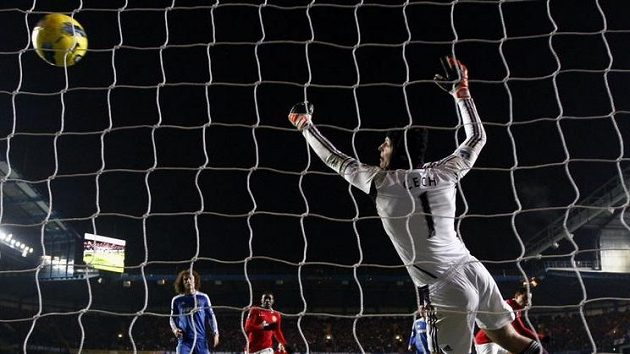 Brankář Chelsea Petr Čech inkasuje gól od Javiera Hernándeze, Manchester United tak nakonec uhrál remízu 3:3. Brankář Chelsea Petr Čech inkasuje gól od Javiera Hernándeze, Manchester United tak nakonec uhrál remízu 3:3.