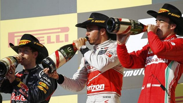Lewis Hamilton (uprostřed), Sebastian Vettel (vlevo) a Fernando Alonso na stupních vítězů v Austinu. Lewis Hamilton (uprostřed), Sebastian Vettel (vlevo) a Fernando Alonso na stupních vítězů v Austinu.