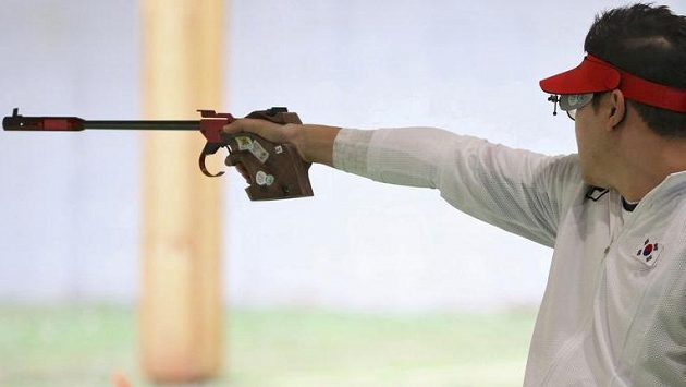 Světový rekordman Čing Čong-o z Koreje na olympijské střelnici. Světový rekordman Čing Čong-o z Koreje na olympijské střelnici.
