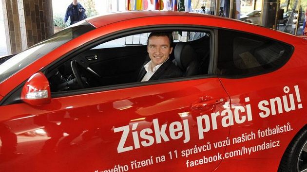 Manažer národního týmu Vladimír Šmicer pózuje v jednom z vozů Hyundai, o který se podělí fanoušci s fotbalisty. Manažer národního týmu Vladimír Šmicer pózuje v jednom z vozů Hyundai, o který se podělí fanoušci s fotbalisty.